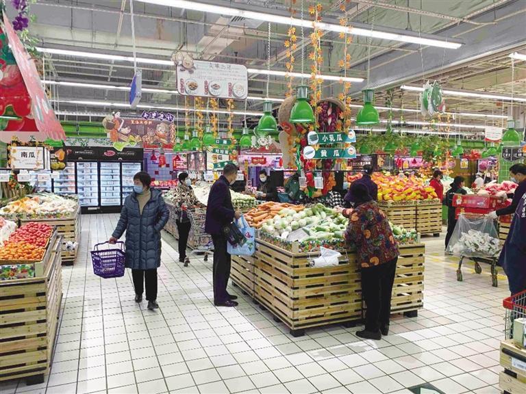 我市商超喜迎消費旺季 貨物充足保障民生，繽紛促銷點亮市場